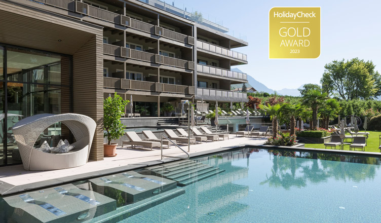 Auch nach 15 Jahren beeindruckt das Hotel Feldhof in Naturns und erhält erneut den Holidaycheck Award in Gold