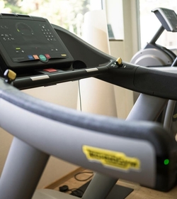Ein Laufband steht im Fitnessraum des Feldhof in Naturns.