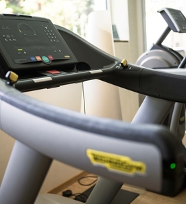 Ein Laufband steht im Fitnessraum des Feldhof in Naturns.