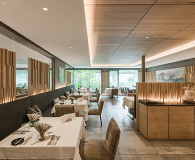 Restaurant im Feldhof DolceVita Resort Ein eleganter Restaurantbereich mit gedeckten Tischen und hellen Holzdetails im Feldhof DolceVita Resort.