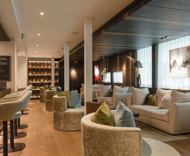 Lounge im Feldhof DolceVita Resort Eine stilvolle Lounge mit Sesseln, Sofa und Bartresen im Feldhof DolceVita Resort.