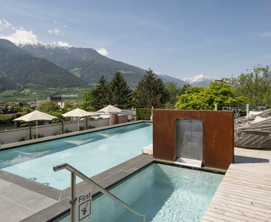 Sky Pool im Feldhof DolceVita Resort in Naturns Der Sky Pool mit Bergblick im Feldhof DolceVita Resort in Naturns liegt neben einer kleinen Wasserfläche und einer Holzterrasse.