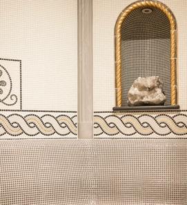 A decorative wall niche with salt crystals in the sauna area.