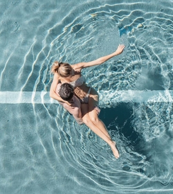 Una coppia si rilassa in piscina, vista dall'alto.