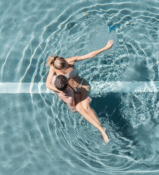 Una coppia si rilassa in piscina, vista dall'alto.
