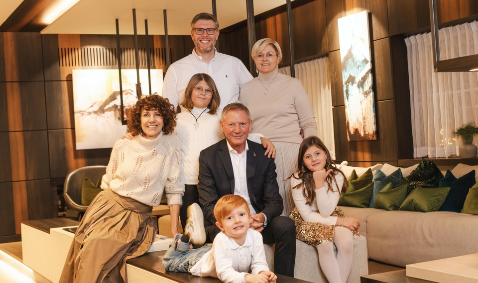 Eine Familie sitzt in der stilvollen Lounge des Feldhof DolceVita Resort.