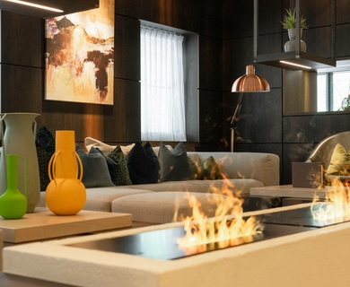 Lounge mit Kamin im Feldhof DolceVita Resort Eine moderne Lounge mit Sofa, dekorativen Vasen und einem Feuerkamin im Feldhof DolceVita Resort.