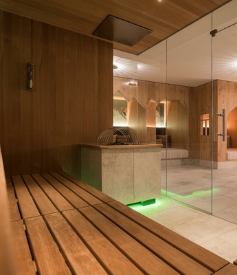 Sauna im Wellnesshotel in Naturns Holzsauna mit Glasfront und Blick in den Ruhebereich des Wellnesshotels.