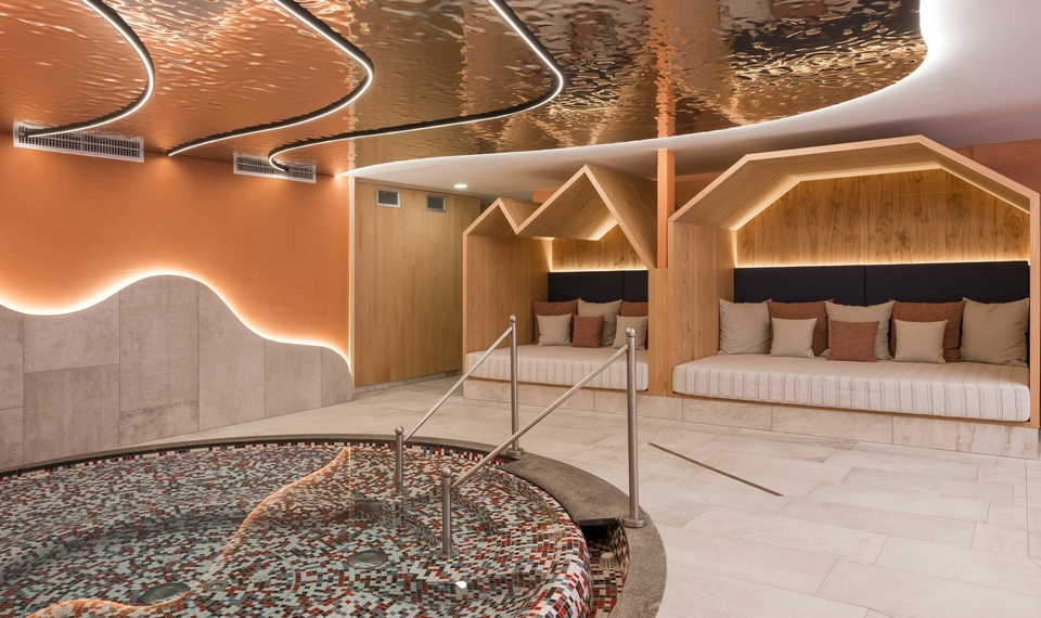 Ein runder Ruhepool und zwei Liegenischen prägen den Relax-Bereich im Family Spa.