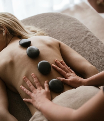 Hot Stone Massage im Spa des Feldhof Eine Rückenmassage mit warmen Steinen im Spa des Feldhof in Naturns.
