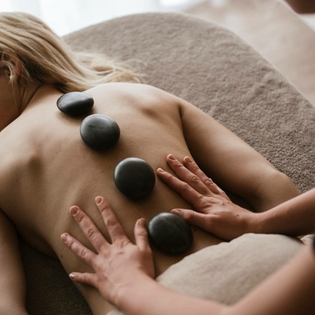 Massaggio hot stone nella spa del Feldhof Un massaggio alla schiena con pietre calde nella spa del Feldhof a Naturno.