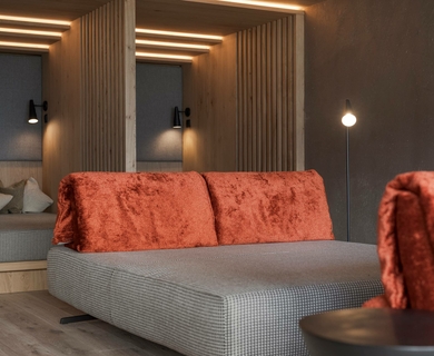 Ruhebereich im Wellnesshotel in Naturns Ein moderner Ruhebereich mit Liegen und warm beleuchteten Nischen im Feldhof DolceVita Resort.
